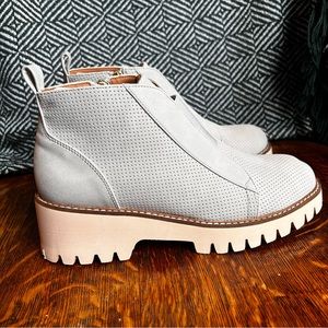 Ccocci Stylish Gray Ankle Boots Womenlight weight NEW size 8 faux suede comfy